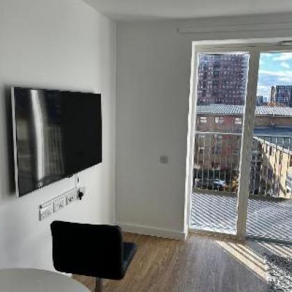 YOUR Luxe 2 Bed in Barking - image 2