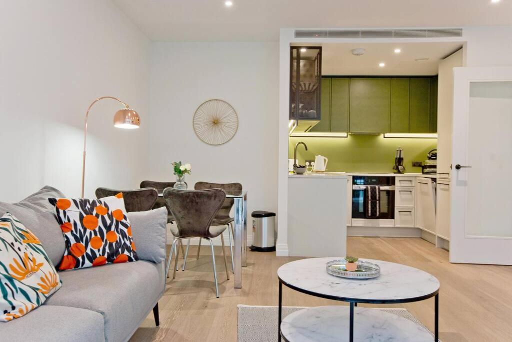 Immaculate new 1 bed AC & pool Chelsea - image 5