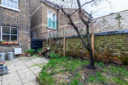 Trendy 2BD House 5 Mins from Willesden Junction! - image 14