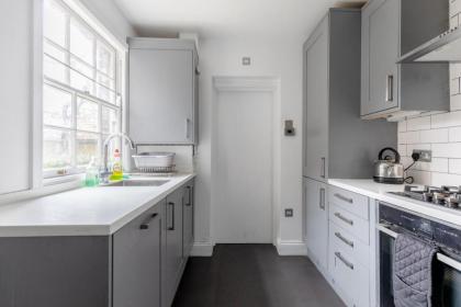 Trendy 2BD House 5 Mins from Willesden Junction! - image 8