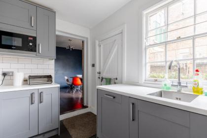 Trendy 2BD House 5 Mins from Willesden Junction! - image 9