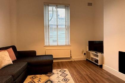 Quaint 1BD Flat 5 mins from Emirates Stadium! - image 11