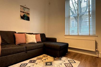 Quaint 1BD Flat 5 mins from Emirates Stadium! - image 4