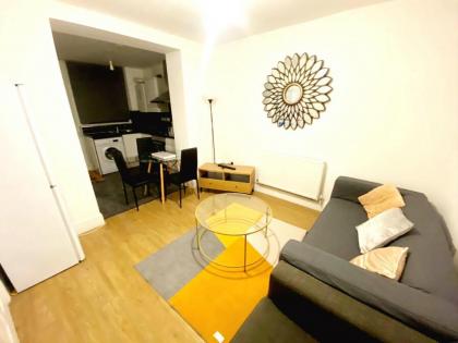 Mile End- 2 Bedroom Flat Sleeps 3 3 min walk STN - image 2