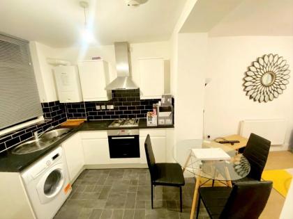 Mile End- 2 Bedroom Flat Sleeps 3 3 min walk STN - image 3