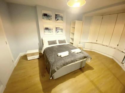 Mile End- 2 Bedroom Flat Sleeps 3 3 min walk STN - image 5